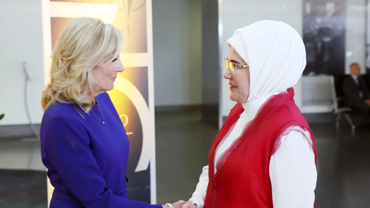 Emine Erdoğan’dan ABD Başkanı Biden’ın eşi Jill Biden’a teşekkür Emine Erdoğan’dan ABD Başkanı Biden’ın eşi Jill Biden’a teşekkür