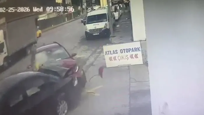 istanbul-kagithanede-araca-carpmamak-icin-manevra-yapti-okul-duvarina-vurdu-2-yarali-kaza-ani-goruntusuyle-1772013407011.jpg