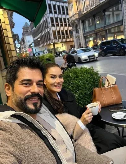Fahriye Evcen ve Burak Özçivit’ten aşk pozu! Fahriye Evcen ve Burak Özçivit tatilde el ele göz göze!