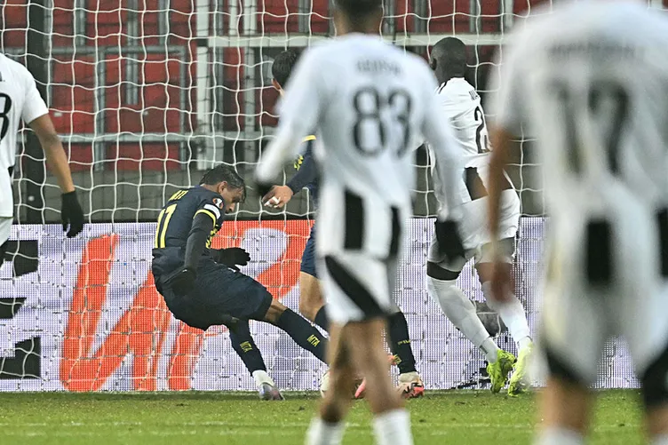 Beşiktaş taraftarı Maccabi maçı sonrası çılgına döndü! Necip Uysal’a şok sözler: F.Bahçe maçında böyle oynarsanız...