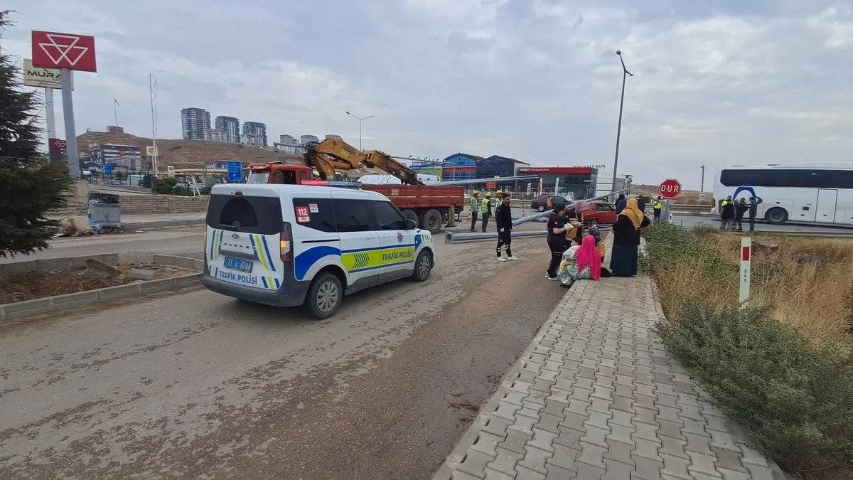 Aydınlatma direkleri otomobilin üzerine düştü! Otomobil ağır hasar gördü, yaralanan olmadı
