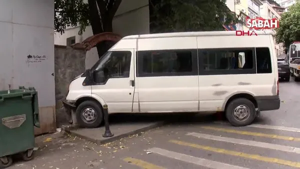 Freni boşalan minibüs yokuş aşağı kaydı... Son anda faciadan dönüldü! | Video