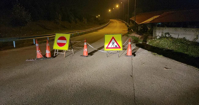 Kapalı yoldaki iş makinesine çarpan motosikletteki 2 kişi öldü Kapalı yoldaki iş makinesine çarpan motosikletteki 2 kişi öldü