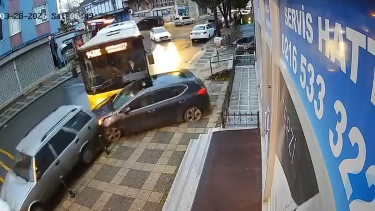 SON DAKİKA… İstanbul Ümraniye’de İETT otobüsü 2 araca çarptı: O anlar kamerada! SON DAKİKA… İstanbul Ümraniye’de İETT otobüsü 2 araca çarptı: O anlar kamerada!