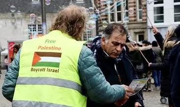 İsrail’in Filistin’deki zulmüne karşı tek başına gösteri yapıyor