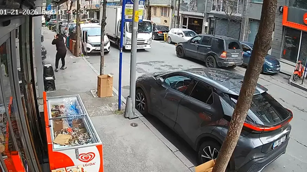 Geri manevra kabusa döndü: Otomobil park edecekken dükkana daldı! Geri manevra kabusa döndü: Otomobil park edecekken dükkana daldı!