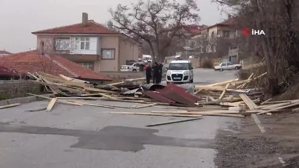 Yozgat'ta fırtına çatıları uçurdu | Video
