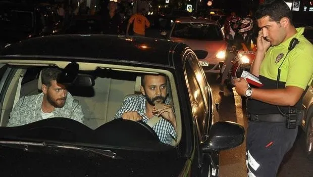 Engin Öztürk ve Sarp Akkaya polis motoruna çarptı