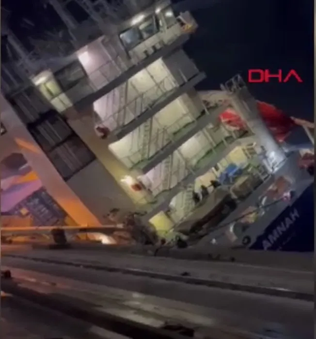 Tonlarca kilogramlık yük gemisi yan yattı: Yüzlerce konteyner suya düştü! İşte o anlar...