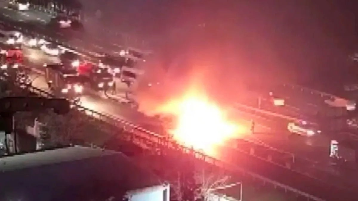 Hareket halindeki TIR alev alev yanıp kullanılmaz hale geldi Hareket halindeki TIR alev alev yanıp kullanılmaz hale geldi