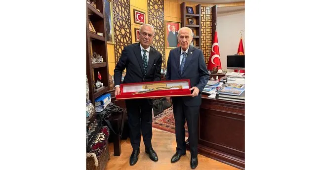 Bahçeli’ye hediye kılıç