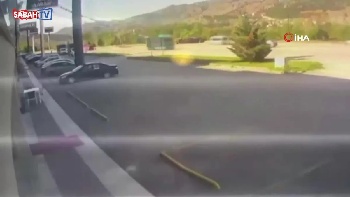 Amasya’da kamyondan kopan teker mağazaya daldı! O anlar kamerada | Video videosunu izle Amasya’da kamyondan kopan teker mağazaya daldı! O anlar kamerada | Video videosunu izle
