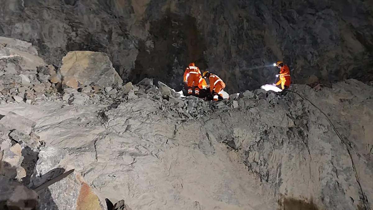 Hindistan’da taş ocağı yerle bir oldu: Enkaz altında kalanlar var Hindistan’da taş ocağı yerle bir oldu: Enkaz altında kalanlar var