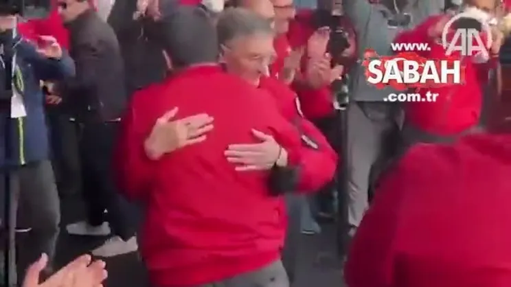 TEKNOFEST'te Aziz Sancar rüzgarı! Selçuk Bayraktar Sancar'ı kucaklayarak karşıladı! | Video