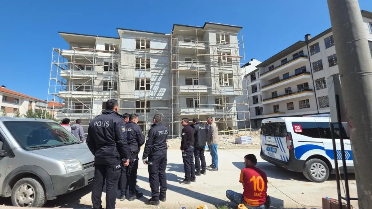 Kütahya’da iskele çöktü! 2 kişi yaralı Kütahya’da iskele çöktü! 2 kişi yaralı