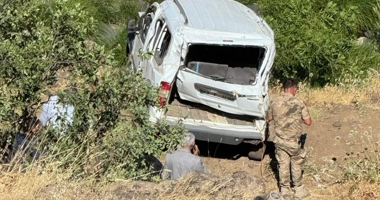 Hafif ticari araç şarampole uçtu! 1 ölü