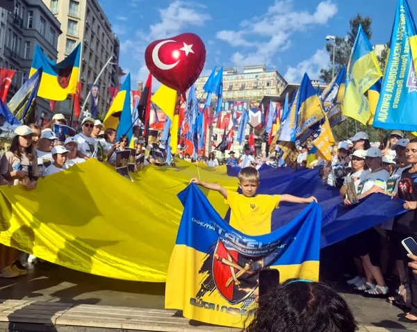 istanbulda-ukraynalilardan-bagimsizlik-gununde-esir-askerler-icin-eylem-yapildi-1755971527910.jpg
