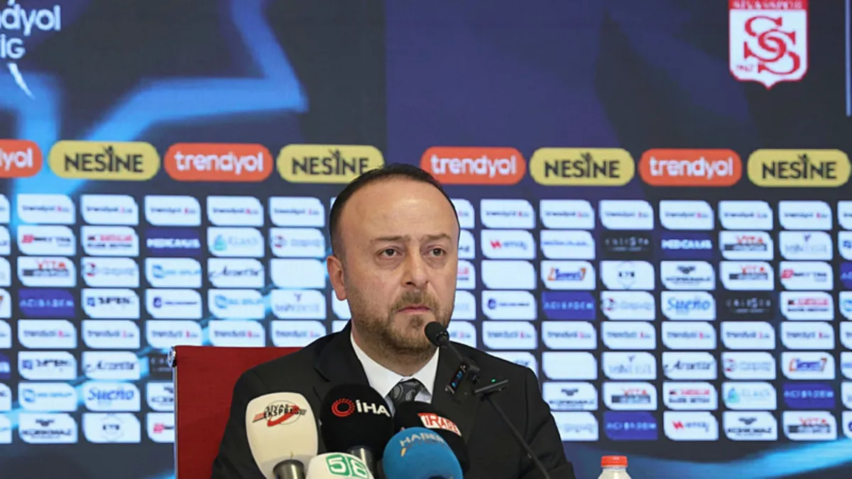 Sivasspor Kulübü binası önünde Burak Özçoban'ın başkan adaylığına ilişkin açıklaması.