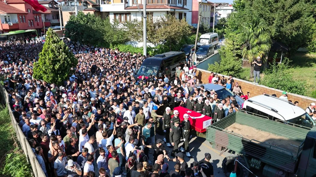 Şehidimizi on binler uğurladı: Mekanın cennet olsun şehidim