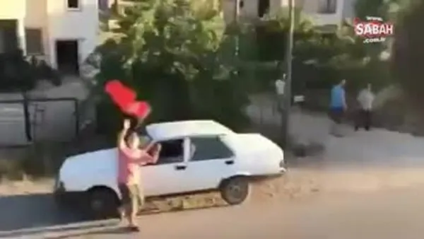 Fethiye Belediye Başkanı’ndan skandal haraket! Türk bayraklarını kamyonun kasasından yere fırlattı | Video