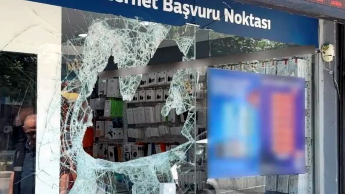 Maskeli hırsızlar işyerinin camını kırıp 13 telefonu çaldı Maskeli hırsızlar işyerinin camını kırıp 13 telefonu çaldı