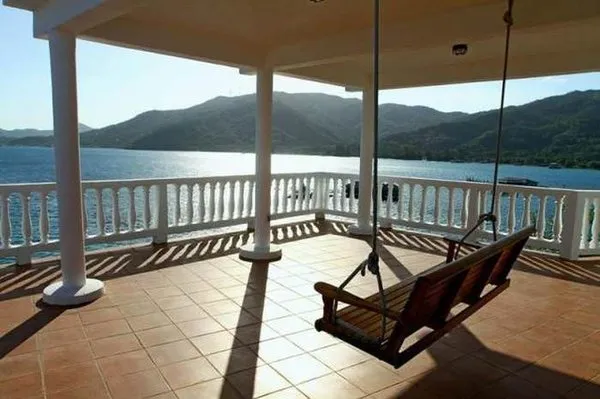 Kayanın üzerine otel inşa ettiler