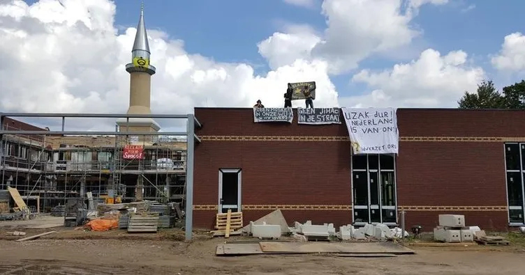 Hollanda’da inşası süren camiye İslamofobik saldırı!