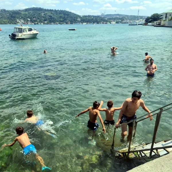 karnesini-alan-cocuklar-sicak-havada-bogazin-serin-sularina-kostu-1750514833769.jpg