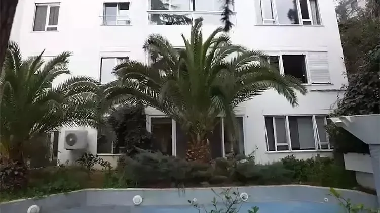 90’lı yılların sanatçısı Sibel Bilgiç’in beyaz köşkünü gördünüz mü? Adeta saray yavrusu!