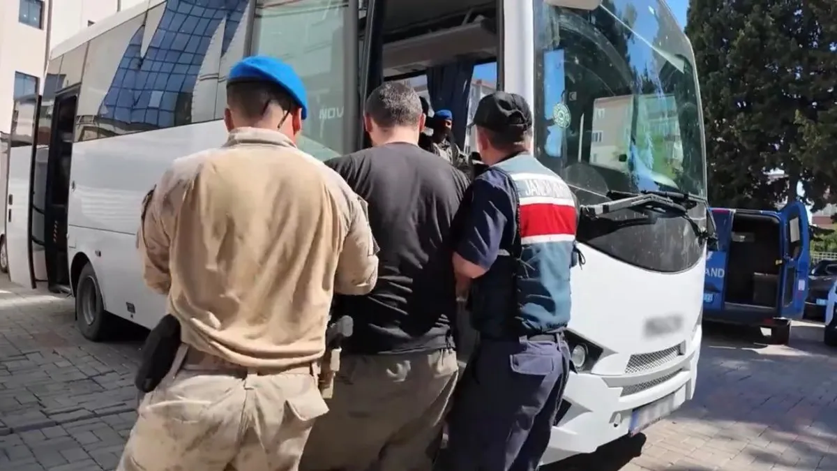 Jandarma ekiplerinin DEAŞ terör örgütüne yönelik düzenlediği operasyonda gözaltına alınan şüpheliler