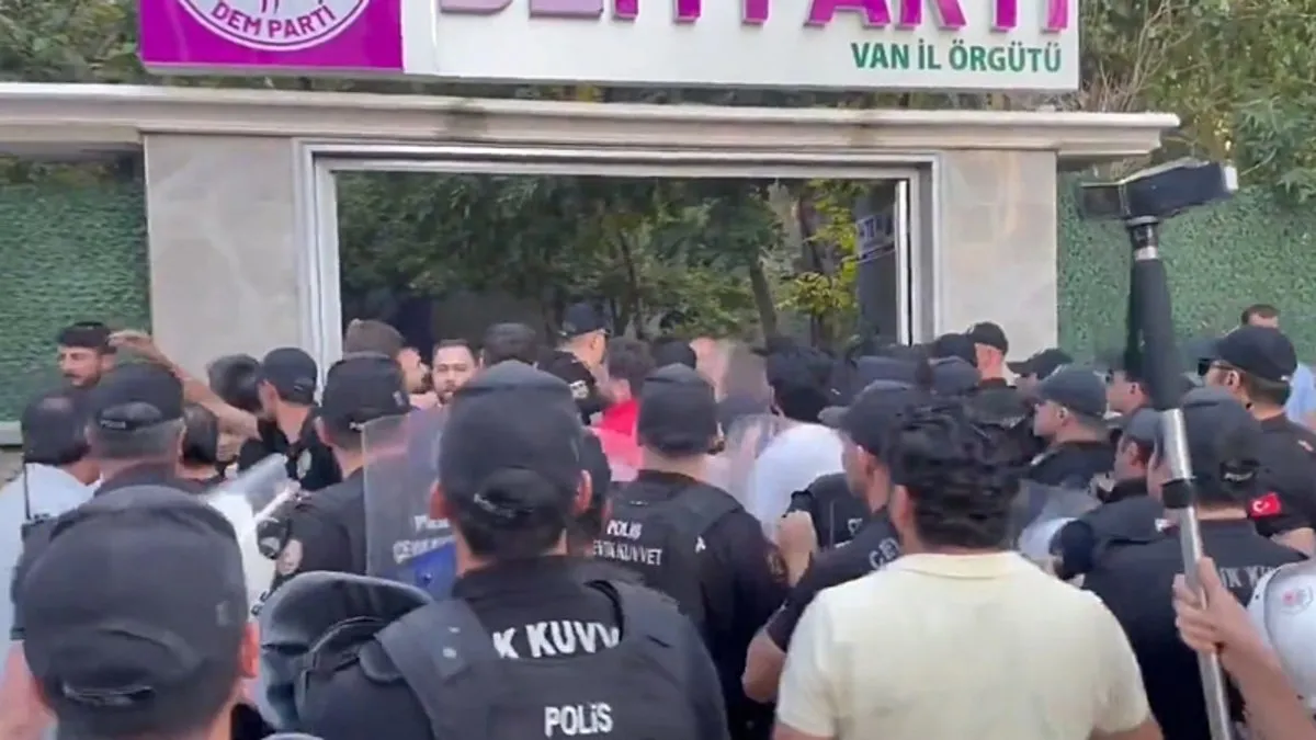 DEM Partililerin izinsiz gösterisine polis müdahalesi! İl Başkanı gözaltına alındı