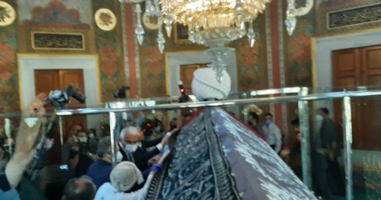 Kâbe Kuşağı dualarla Fatih Sultan Mehmet Türbesi’ne yerleştirildi