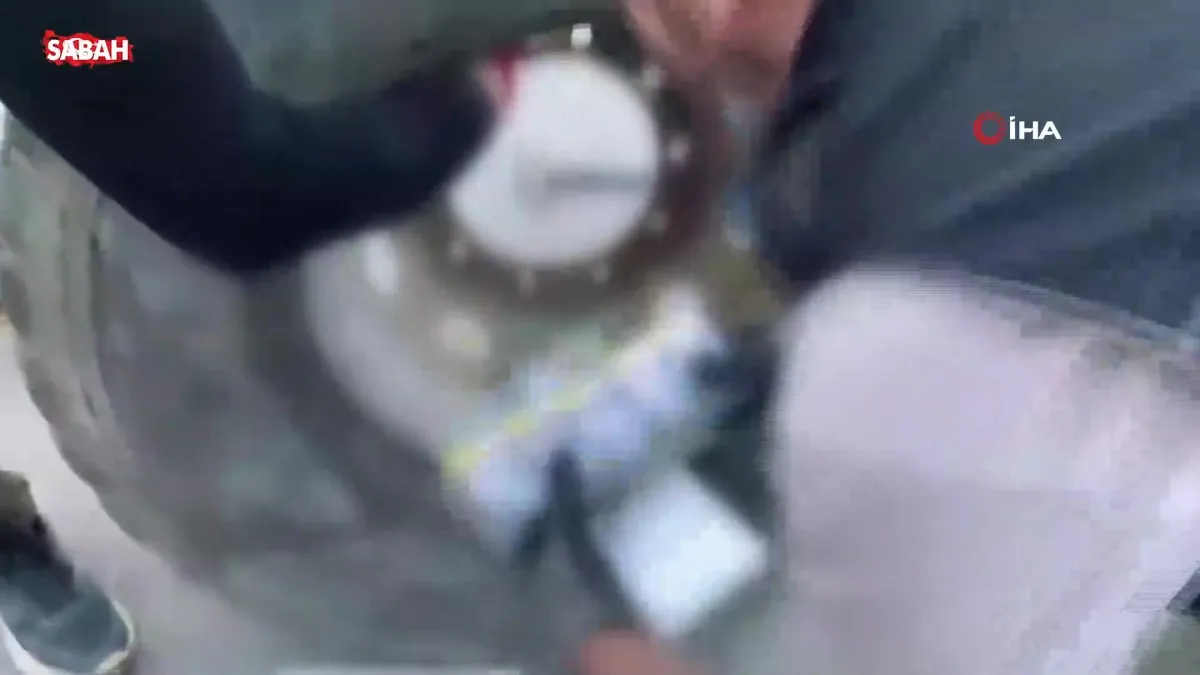 Kamyonetteki araç lastiklerinden 20 bin paket kaçak sigara çıktı videosunu izle Kamyonetteki araç lastiklerinden 20 bin paket kaçak sigara çıktı videosunu izle