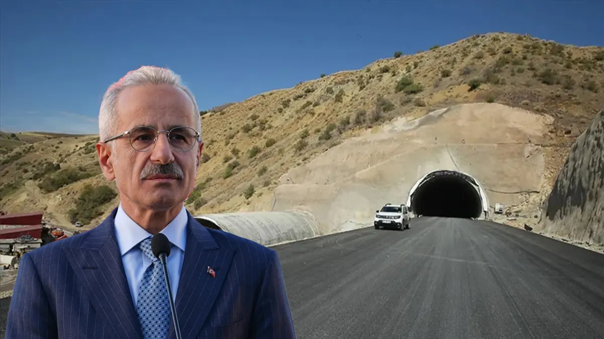 Ulaştırma ve Altyapı Bakanı Abdulkadir Uraloğlu, Hakkari'deki ulaşım projelerinin açılışında konuşma yapıyor.