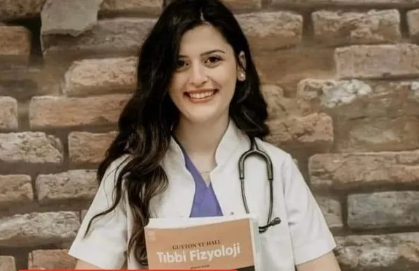genc-yasta-hayatini-kaybeden-doktorun-adi-her-gun-gectigi-yola-verildi-1741877181268.jpg