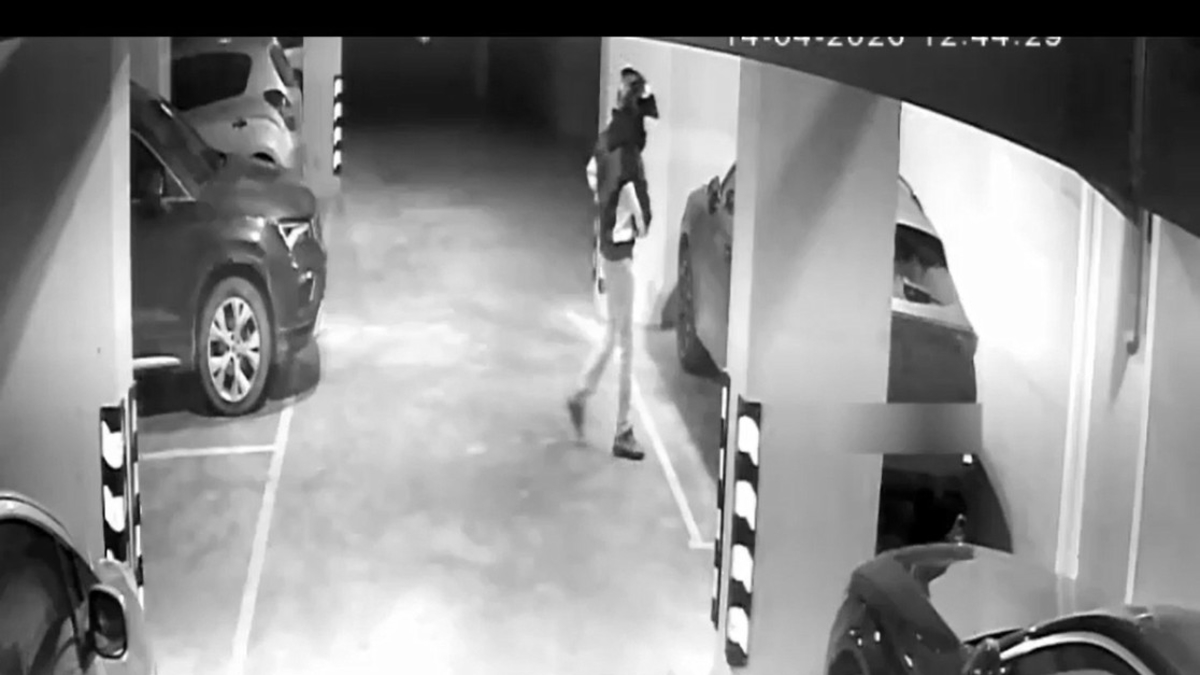 Ümraniye’de akılalmaz hırsızlık anı kamerada: Otomobilden 2 kilo altın ve 60 bin Avro çaldı! Ümraniye’de akılalmaz hırsızlık anı kamerada: Otomobilden 2 kilo altın ve 60 bin Avro çaldı!