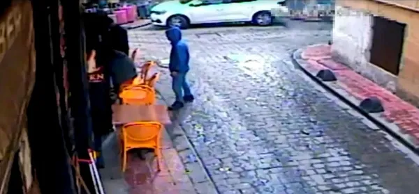 kafede-oturan-kadinin-cep-telefonunu-calan-hirsiz-kiskivrak-yakalandi-1777907186153.jpg