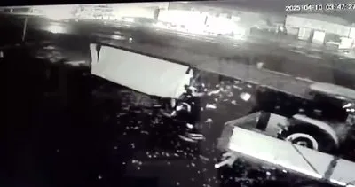 Sivas'ta sebze yüklü TIR'ın devrildiği kaza güvenlik kamerasında #sivas