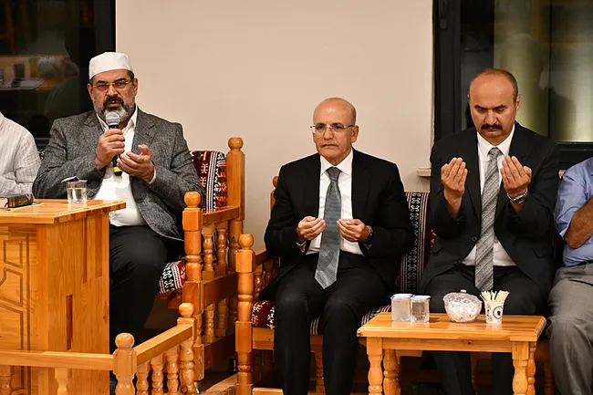 bakan-simsek-vefat-eden-yegeninin-taziyesine-katildi-1788293729709.jpeg