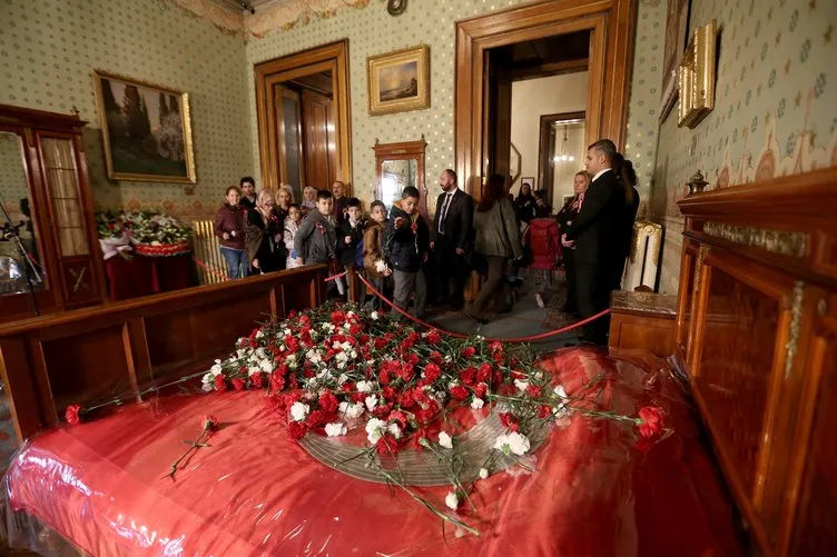 Atatürk'ün Dolmabahçe Sarayı'ndaki odasında tören