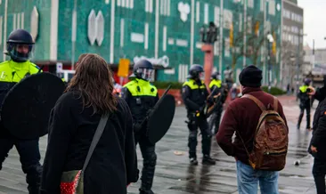 Son dakika: Hollanda’da koronavirüs kısıtlamaları halkı sokağa döktü!