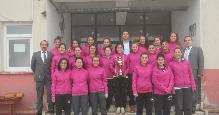 Gökhan Öğretmen 14 yıldır, kızları Türk futboluna kazandırıyor