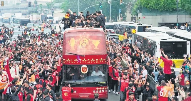 Kral tacını takıyor