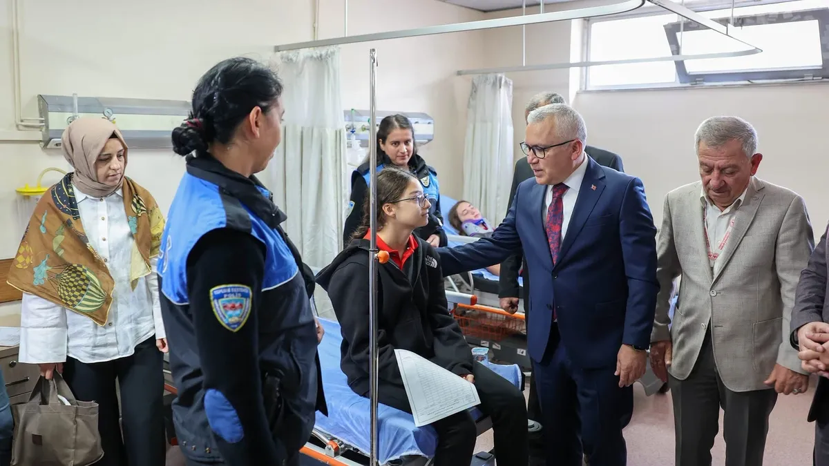 Sivas'ta öğrenci servisi ile polis aracı çarpıştı! 16 yaralı