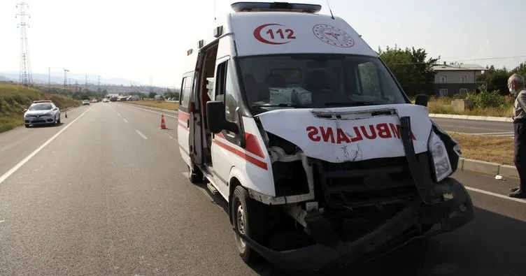 Ambulans ile hafif ticari araç çarpıştı: 7 yaralı
