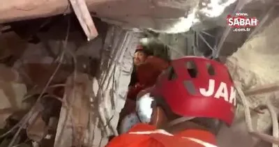 İzmir’de JAK ekiplerinden deprem enkazından mucizevi kurtarış anları kamerada | Video