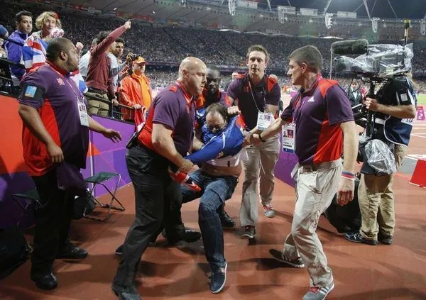 100 metre finalinde piste şişe attı