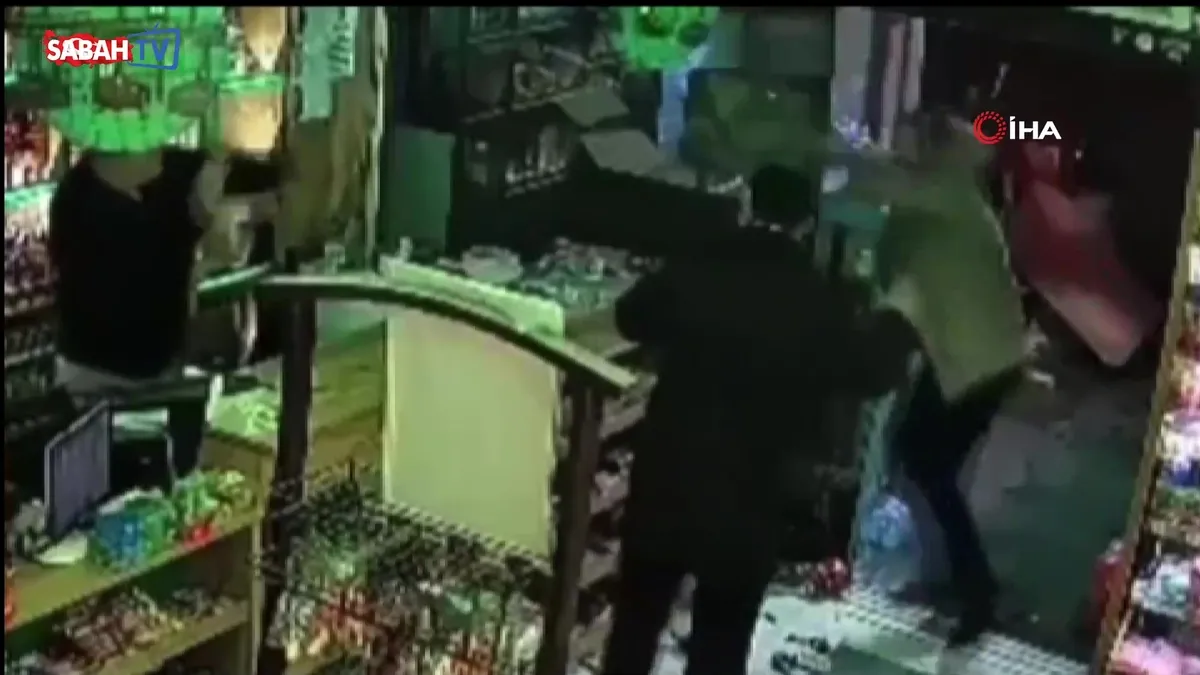 Bursa’da para üstü kavgası kamerada: Market savaş alanına döndü! | Video videosunu izle Bursa’da para üstü kavgası kamerada: Market savaş alanına döndü! | Video videosunu izle