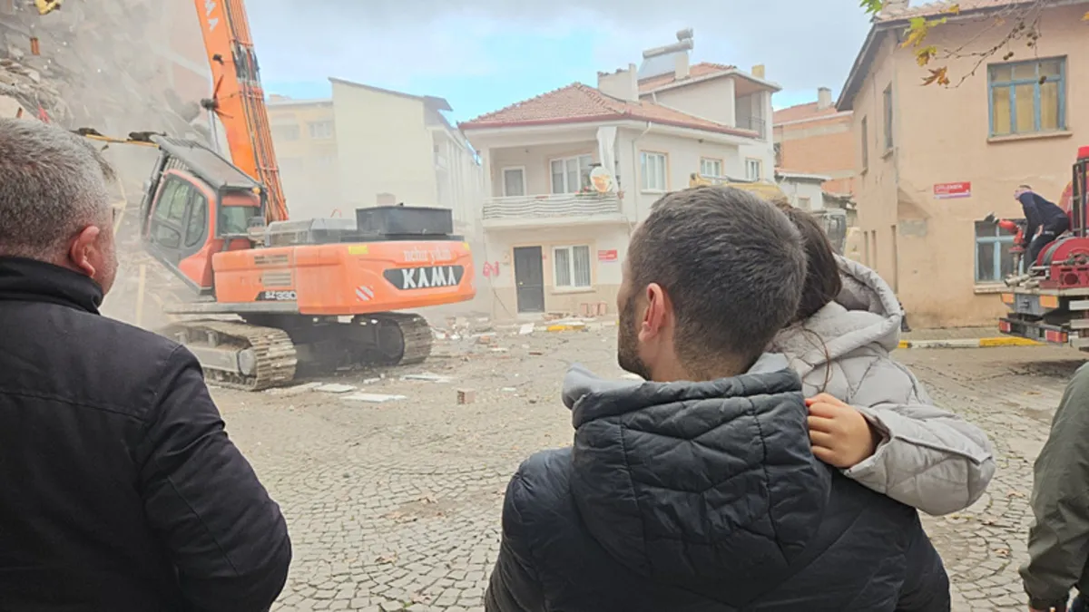 Sındırgı’da hasarlı binaların yıkımı devam ediyor: Evlerinin yıkılışını hüzünlü gözlerle izlediler! Sındırgı’da hasarlı binaların yıkımı devam ediyor: Evlerinin yıkılışını hüzünlü gözlerle izlediler!