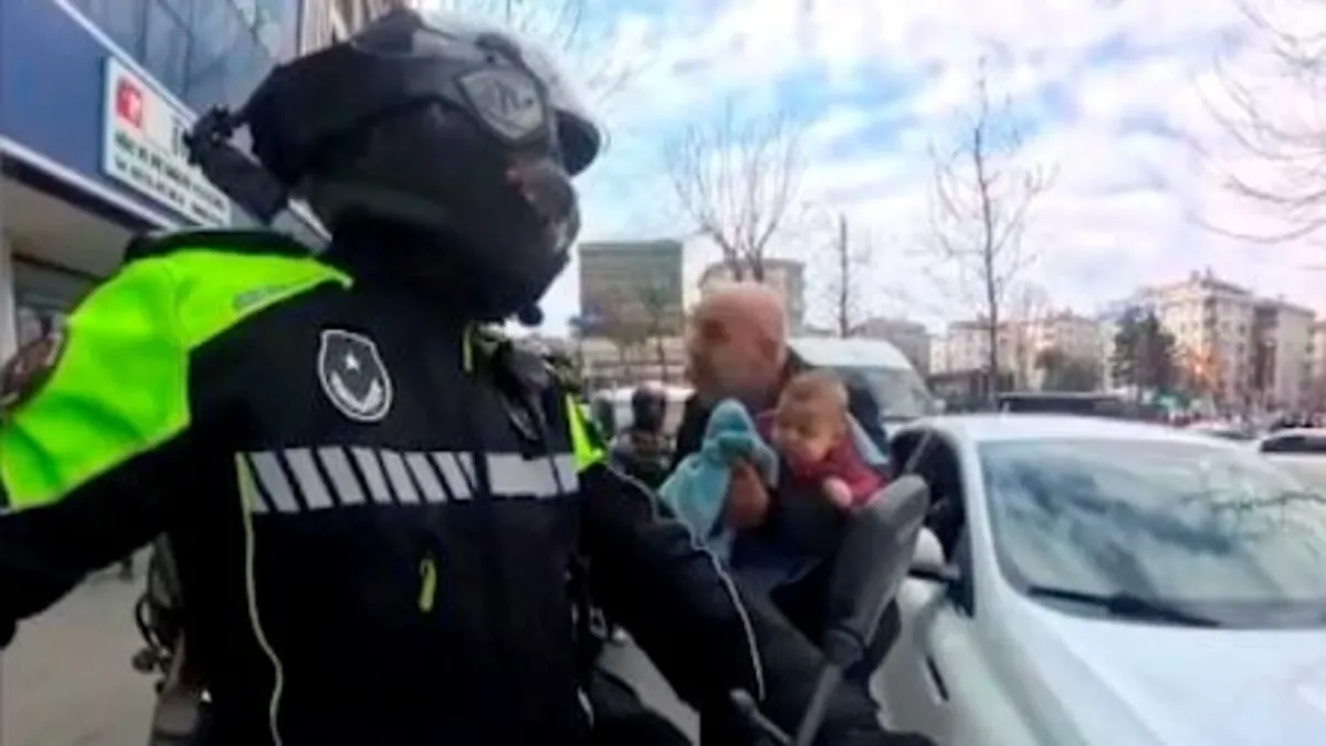Bahçelievler’de motosikletli zabıta 3 aylık yaralı bebeği sıkışık trafikte hastaneye yetiştirdi Bahçelievler’de motosikletli zabıta 3 aylık yaralı bebeği sıkışık trafikte hastaneye yetiştirdi